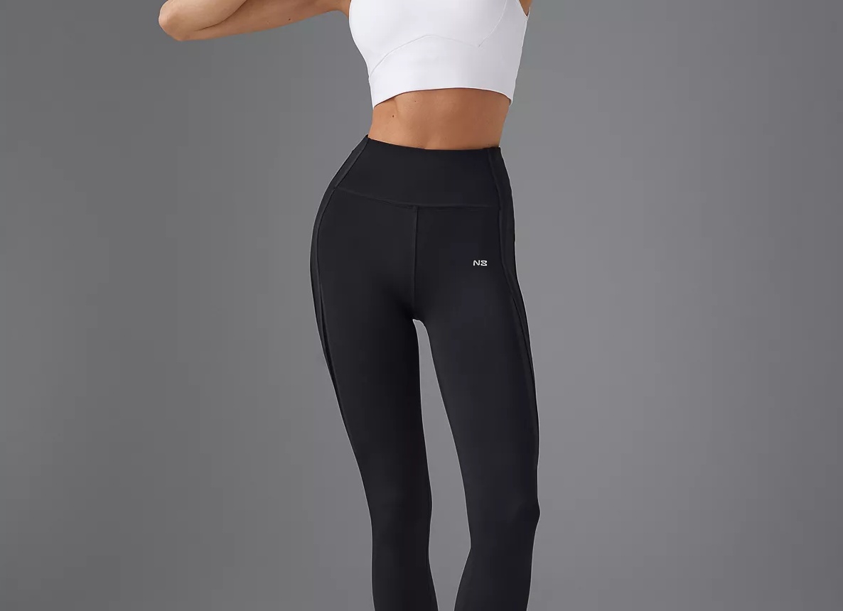 Телесные легинсы подчеркнули даже то что Эмми Россум хотела скрыть