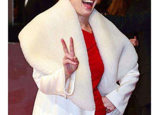 Эмма Томпсон примерила «шуточное» пальто
