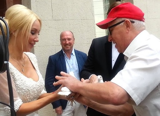 Платье Леры Кудрявцевой: порвать на российский флаг